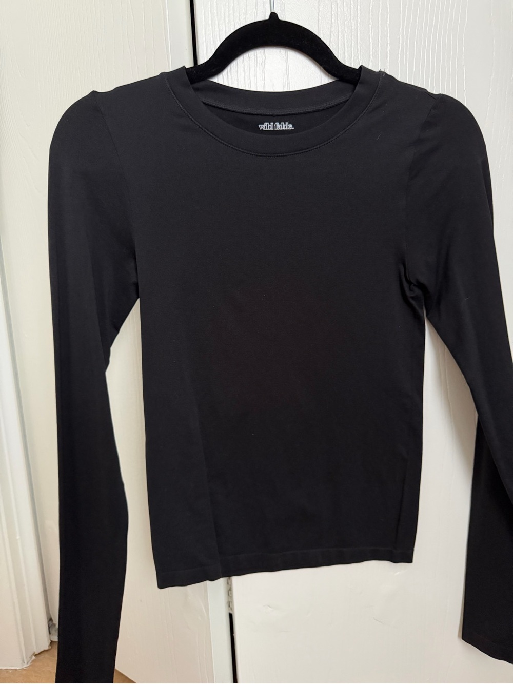 wild fable Black Long-Sleeve Crewneck Top